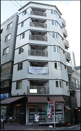 雑色通り沿い焼肉苑向かい、麻布パイ上3階です。